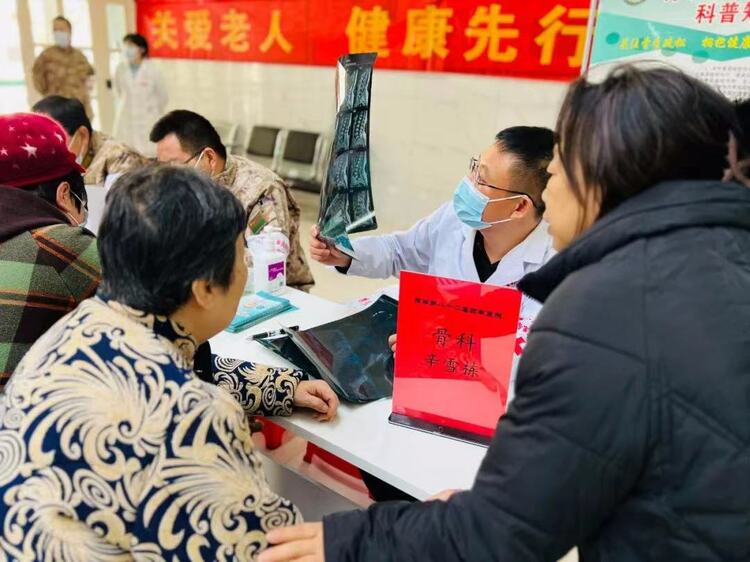 保定市莲池区:优质医疗服务进社区_fororder_图片一:王庄社区卫生服务中心邀请中国人民解放军陆军第八十二集团军医院专家进行义诊。(李岩摄)