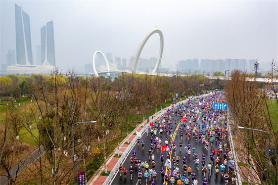 打造国际化新窗口 全球两万名跑者共赴2024南京半程马拉松_fororder_图片4