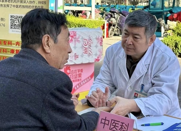 保定市莲池区:优质医疗服务进社区_fororder_图片三:长城社区卫生服务中心邀请保定市第一中医院专家开展义诊。(李岩摄)