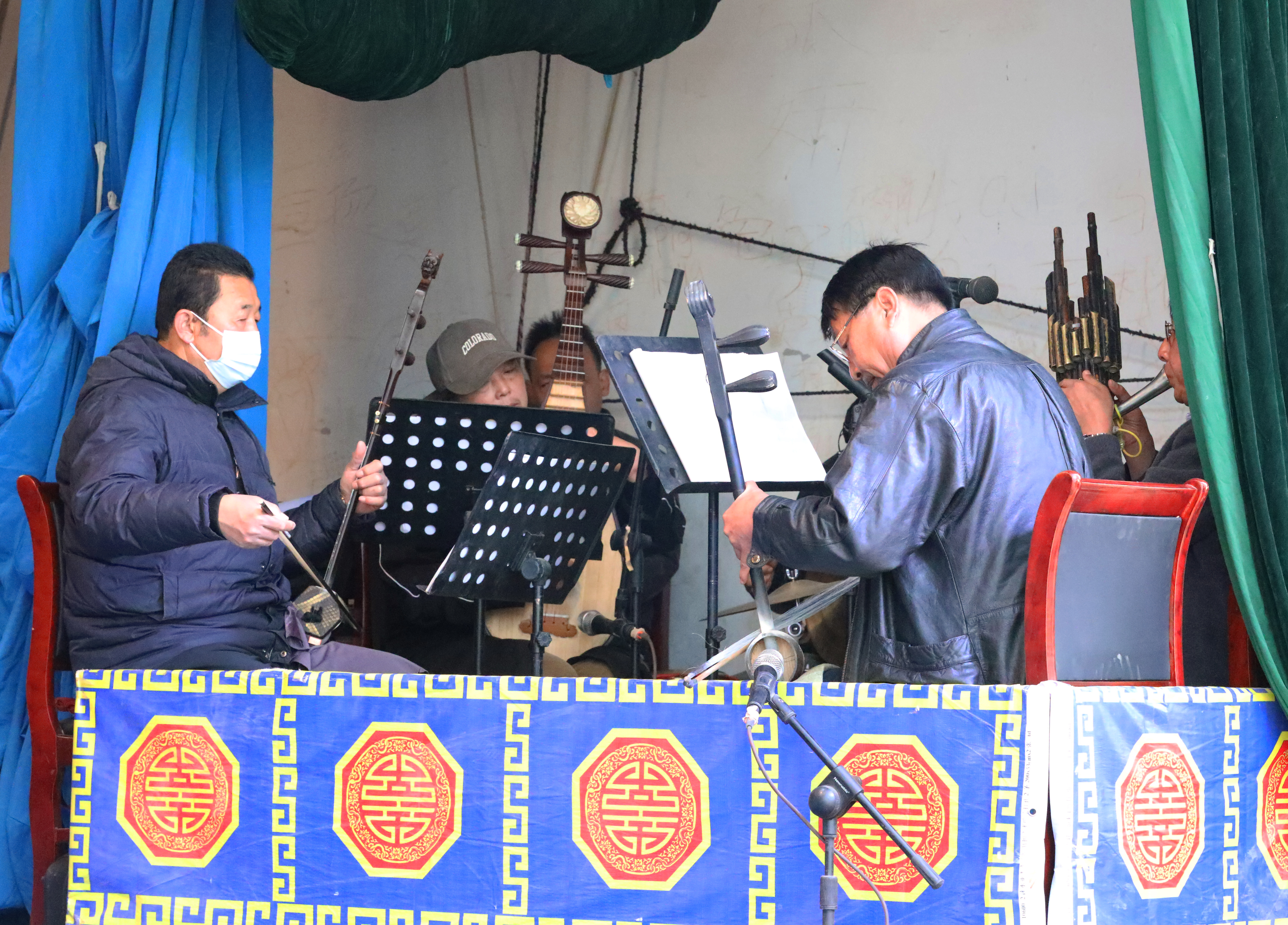 河北涞水:戏曲下乡润民心 文化惠民促振兴_fororder_图为琴师正在伴奏。(李金璐 摄)