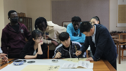 老外在渭南｜墨舞中西 国际学生在一撇一捺中感受中国文字魅力
