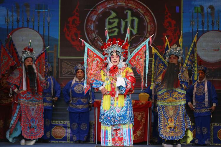河北涞水:戏曲下乡润民心 文化惠民促振兴_fororder_图为戏曲演员正在表演《穆桂英挂帅》。(徐梓钰 摄)