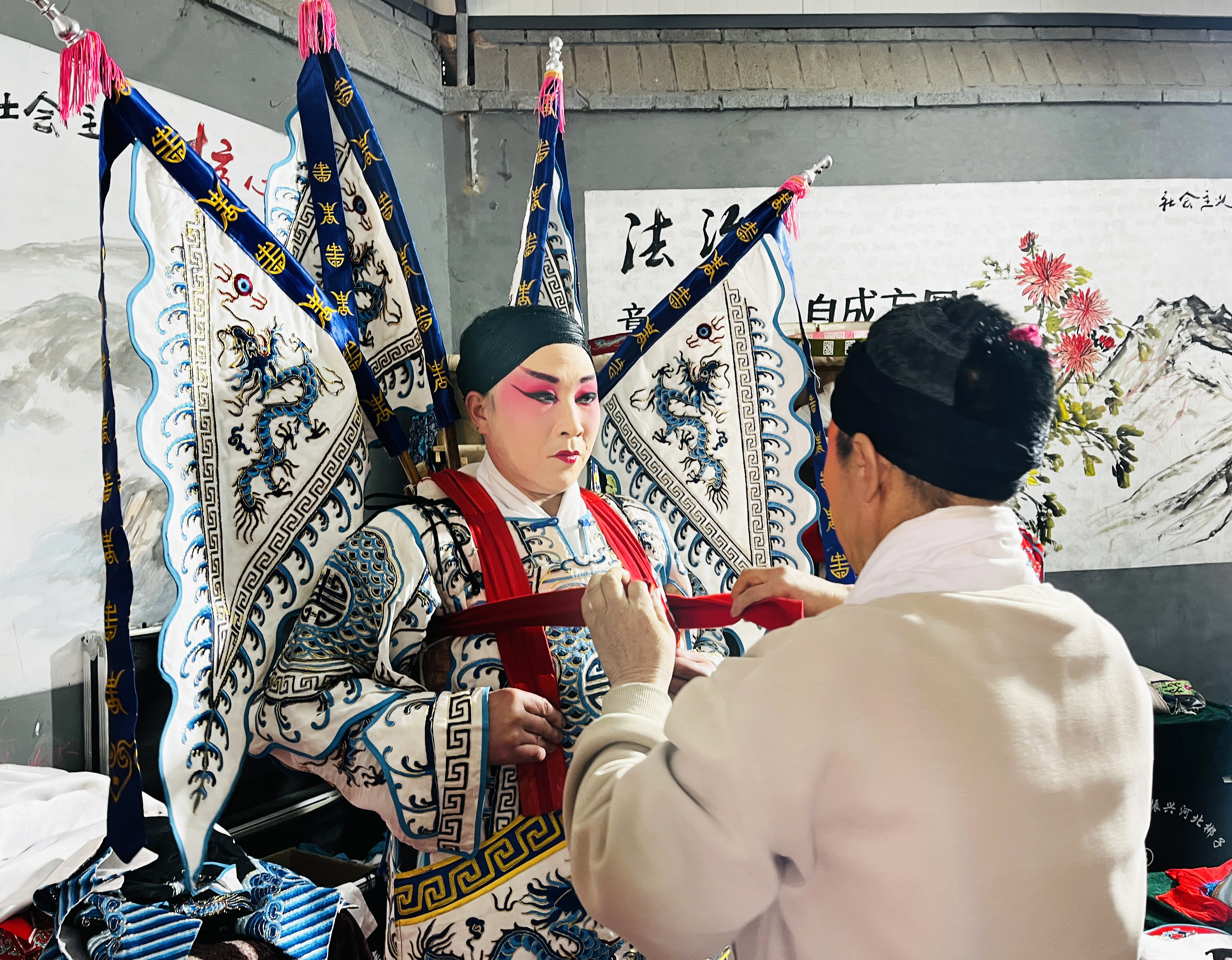 河北涞水:戏曲下乡润民心 文化惠民促振兴_fororder_图为戏曲演员正在整理装束。(李金璐 摄)