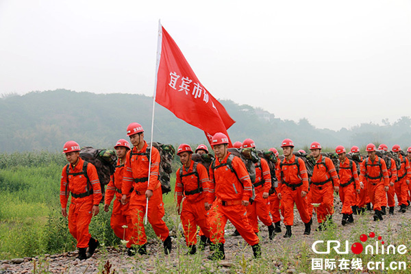 图片默认标题_fororder_模拟实战演练：道路阻断后车辆不能进入，救援人员徒步向模拟重灾区挺进