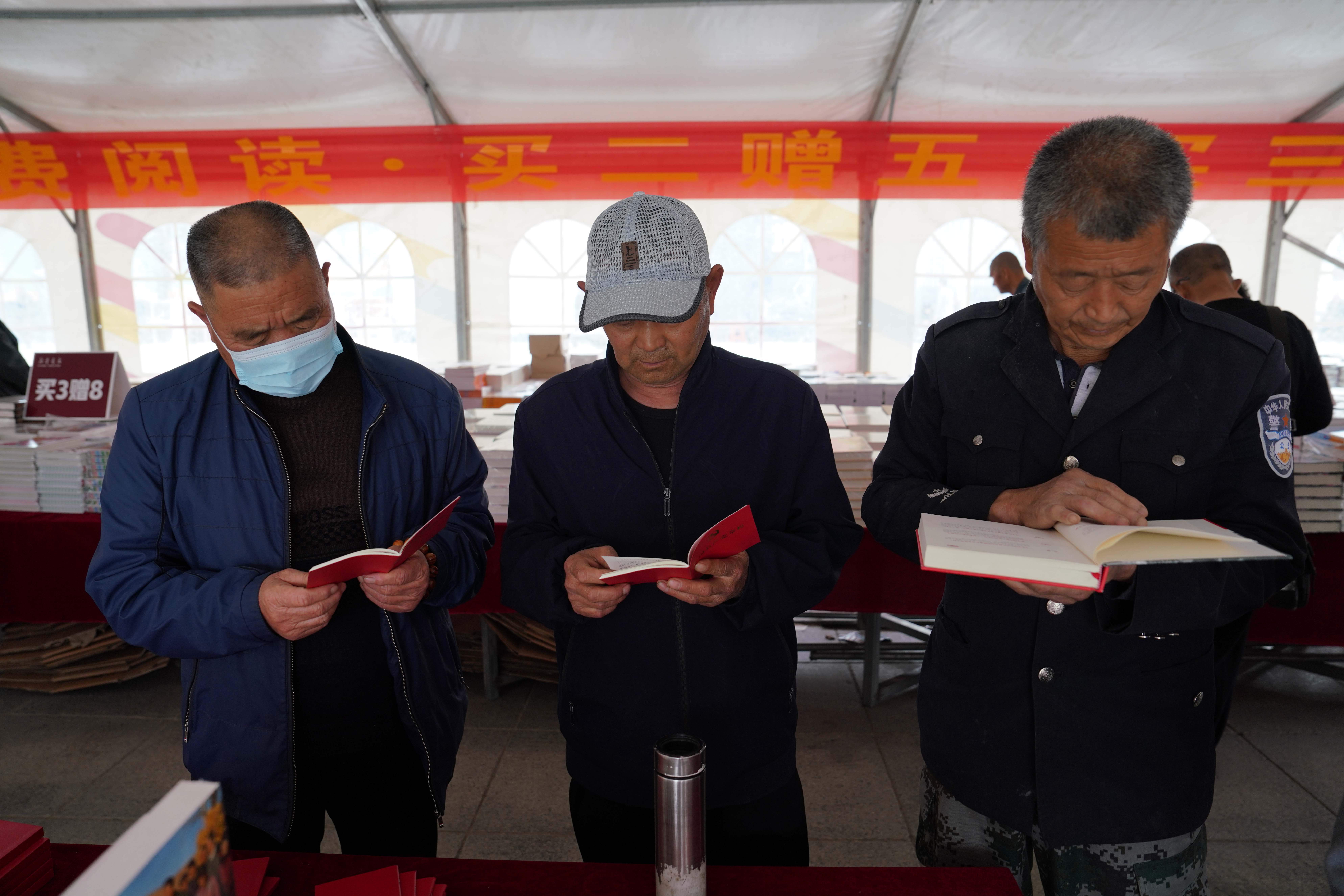 河北清苑:举办全民阅读·2024书香节_fororder_市民挑选图书。摄影 王磊