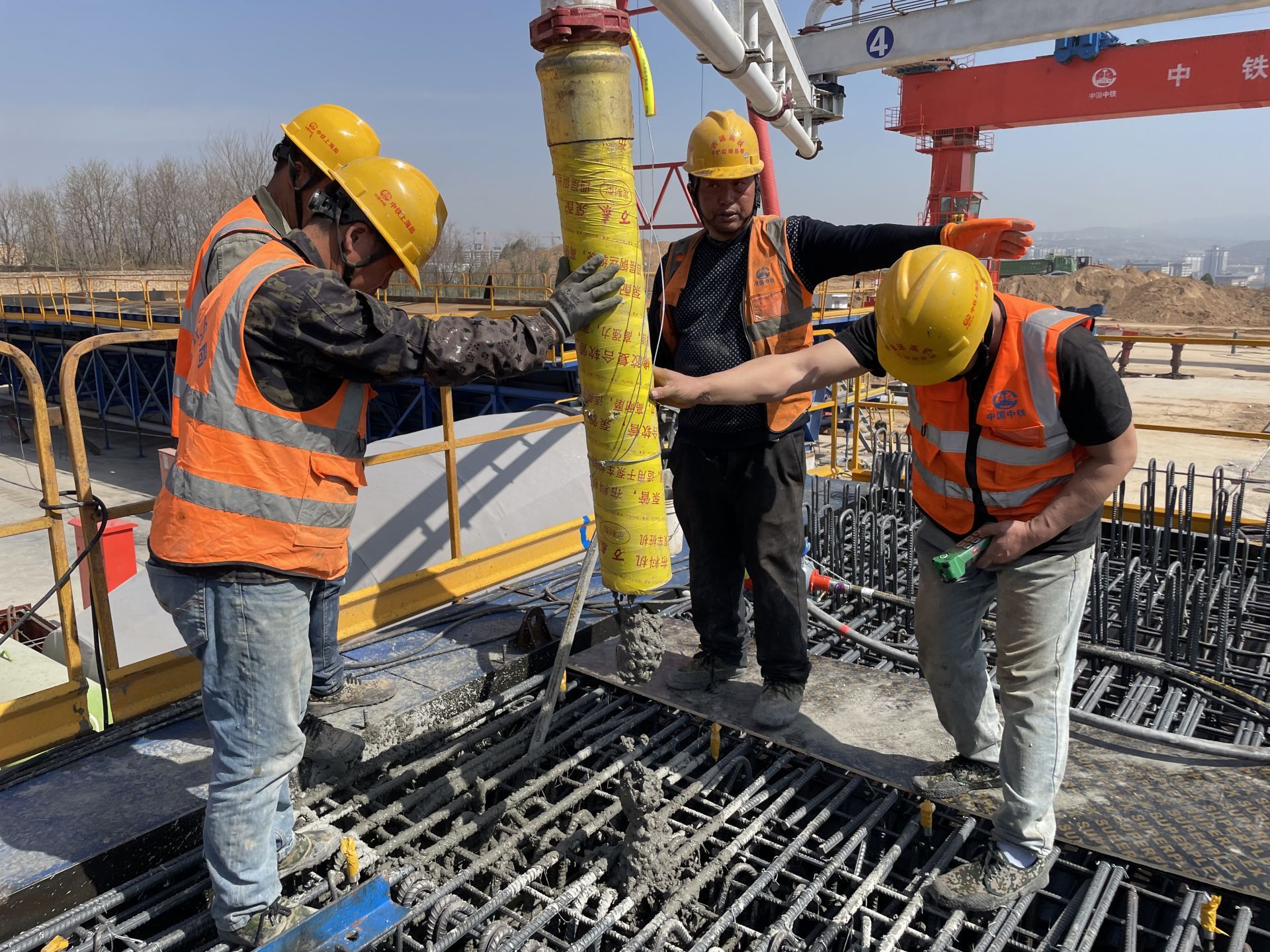 西延铁路铜川新区制梁场首榀箱梁成功浇筑_fororder_20205bd91d11e4caff324915177ded5b