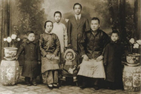 1913年，伍智梅（左三）与父亲伍汉持（右二）、母亲李佩珍（左二）及家人的合影。
