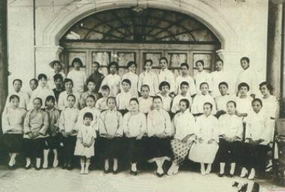 1926年1月，宋庆龄到广州出席“国民党二大”时，同广州妇女界代表及部分女校师生合影。前排右六为宋庆龄，右四为何香凝，二排左一为伍智梅。