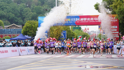 2024湘鄂龙凤双城马拉松举行 2万余跑者跨省开跑