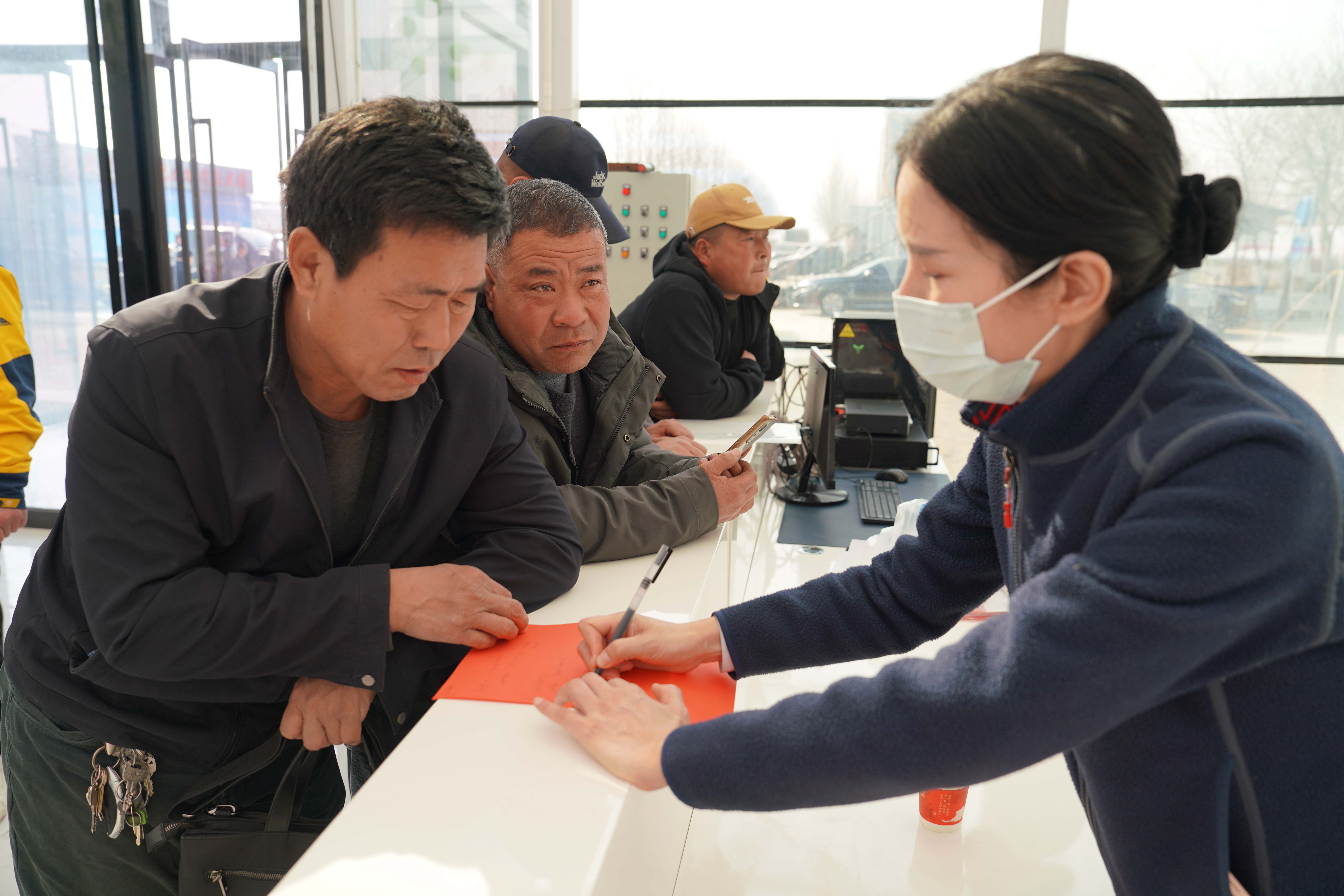 河北清苑:政银农对接 金融活水助农增收_fororder_参会农业种植户与金融机构进行洽谈、对接。摄影 王磊