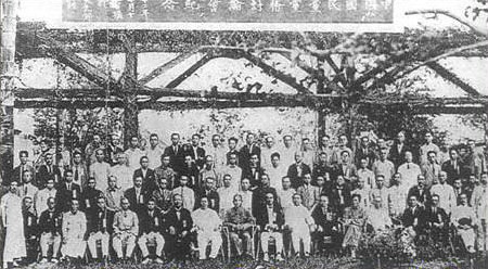 1923年10月16日，孙中山在广州大元帅府召集国民党党务讨论会，在演说中指出“今后欲以党治国，当效法俄人”。图为孙中山同与会者合影。前排中为孙中山