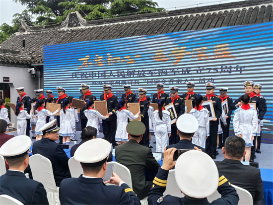 泰州白马庙举行庆祝中国人民解放军海军成立75周年活动_fororder_图片4