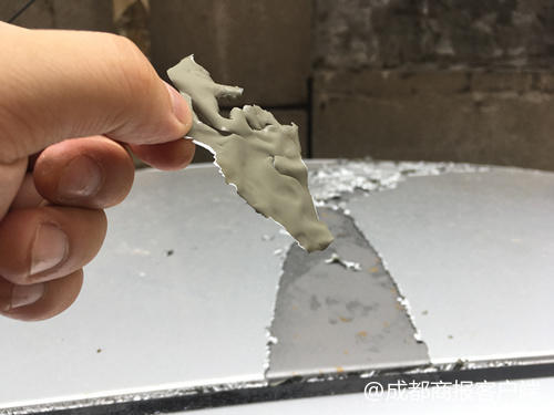 小区4辆车被泼腐蚀性液体车身损坏 嫌疑人被抓获