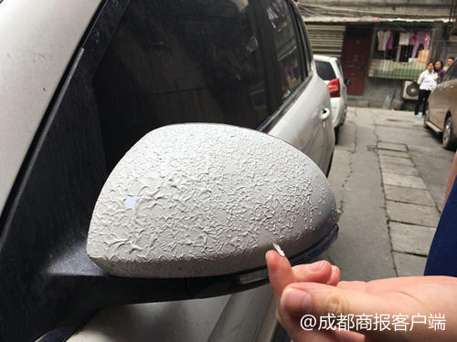 小区4辆车被泼腐蚀性液体车身损坏 嫌疑人被抓获