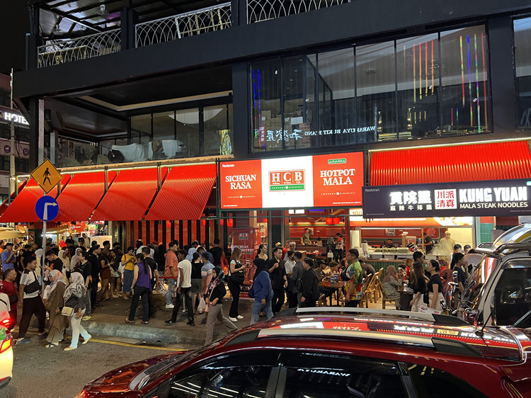 图片默认标题_fororder_在吉隆坡,食客排队吃成都美食 供图 青羊区融媒体中心