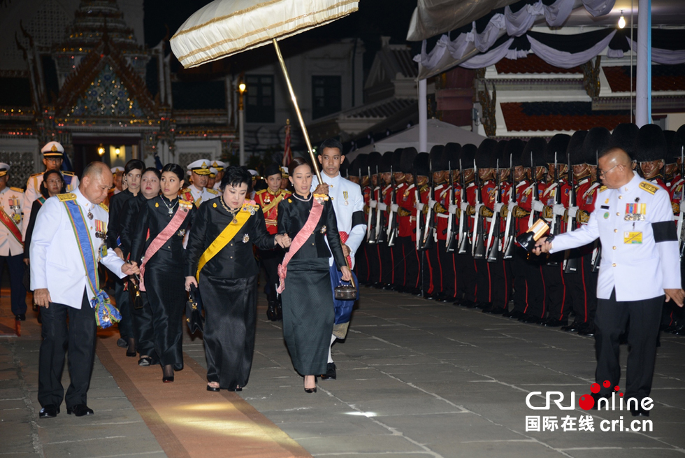 泰国王室成员前往大皇宫吊唁国王普密蓬(高清组图)
