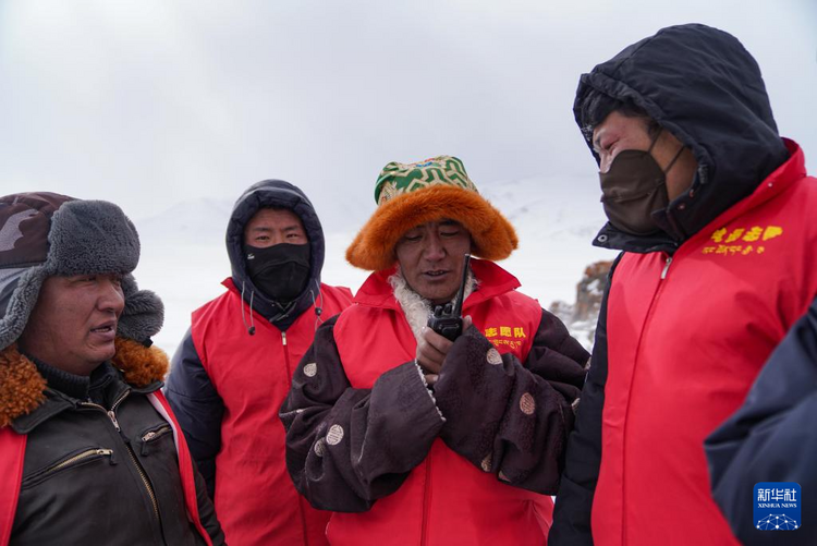 在冰川下行走的志愿者：守护好“长江第一滴水”