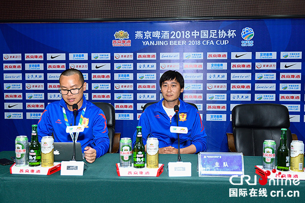 图片默认标题_fororder_8九牛队主教练成亮赛后介绍比赛情况（摄影-廖志全）
