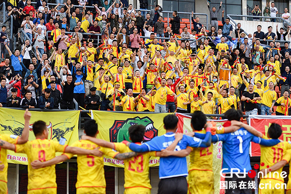 图片默认标题_fororder_7向球迷致谢（摄影-廖志全）