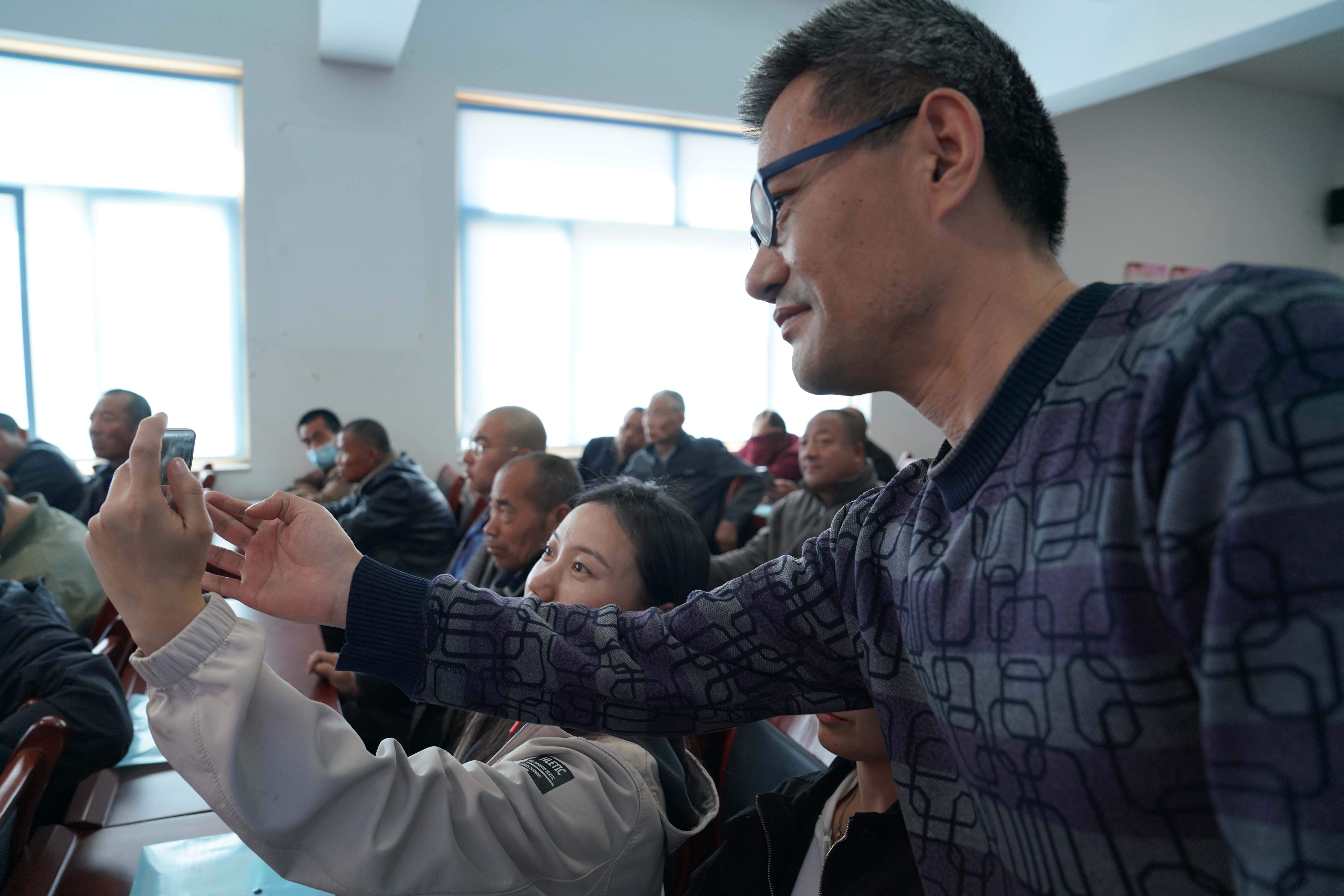 河北清苑:开展职业技能培训 助力残疾人就业创业_fororder_培训老师指导学员手机摄像操作使用技巧。摄影 王磊