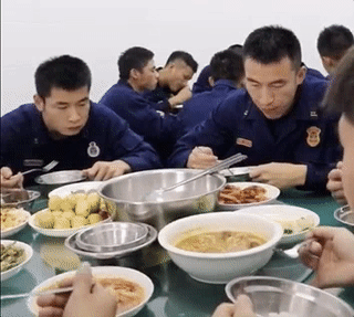 #央视新闻#消防员为啥不用筷子吃饭？原因听了让人心疼