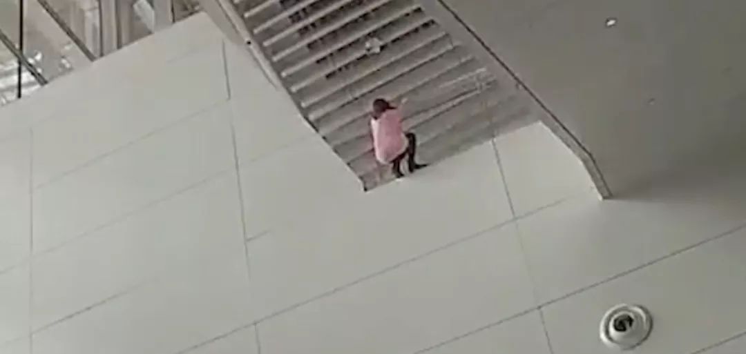 「人民日报」“直接抱了，伤就伤！”