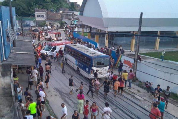 巴西东北部一客车冲入人群 变成5死27伤