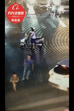 「新华社」天使在人间！男童突然冲向车流，90后警花帅气出手……