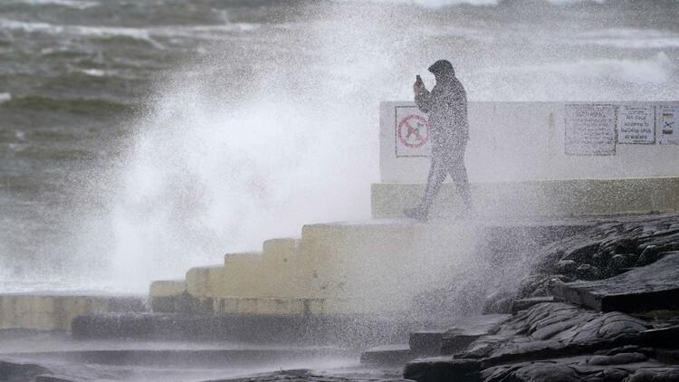 风暴“凯瑟琳”袭击英邦和爱尔兰 影响当地供电及航运业