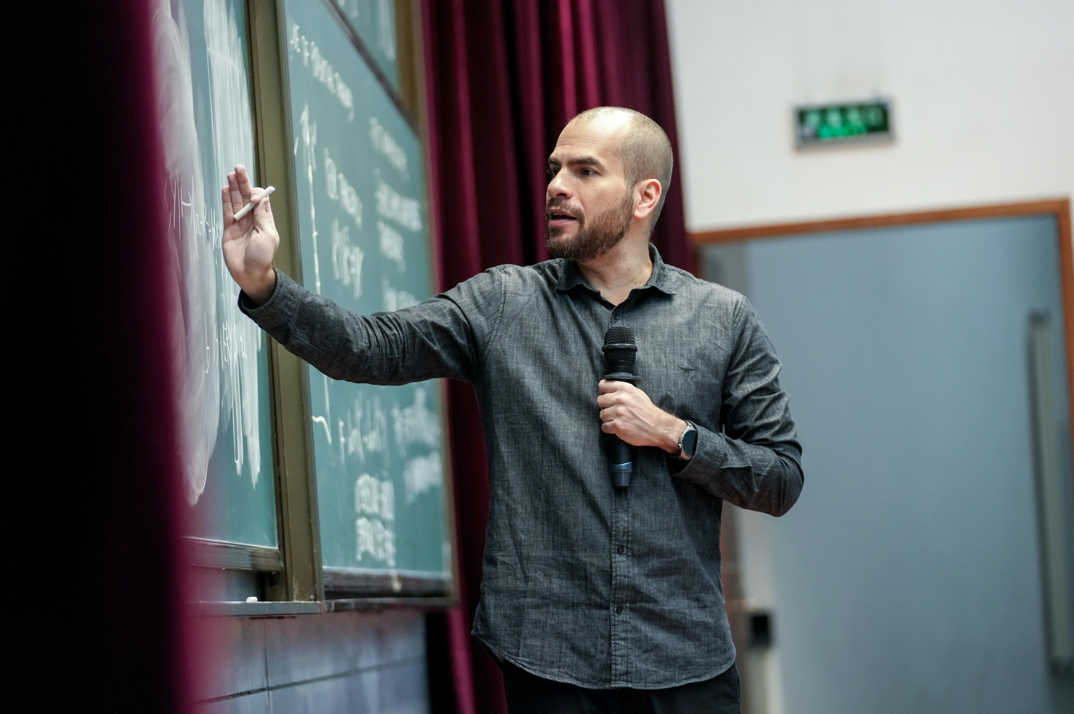 菲尔兹奖得主阿图尔·阿维拉受聘南开大学客座教授_fororder_4