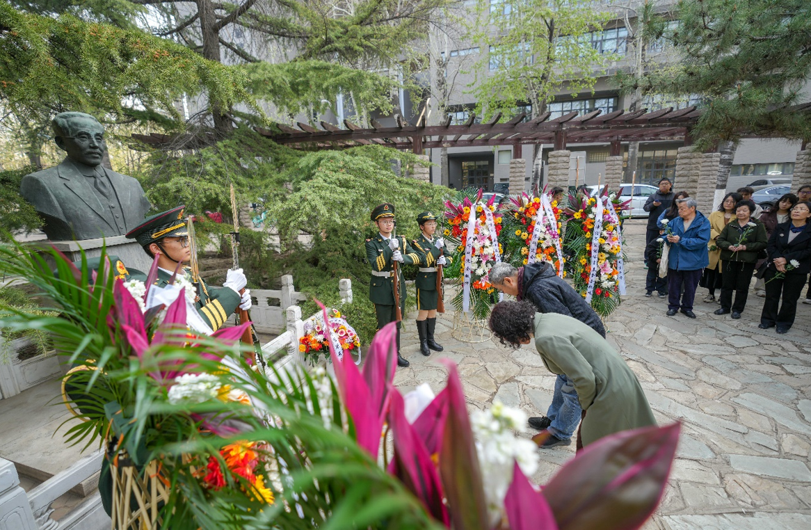 4日清明 南开师生校友缅怀先烈先贤_fororder_1