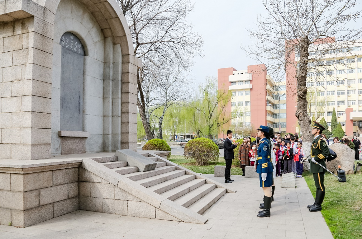 4日清明 南开师生校友缅怀先烈先贤_fororder_6