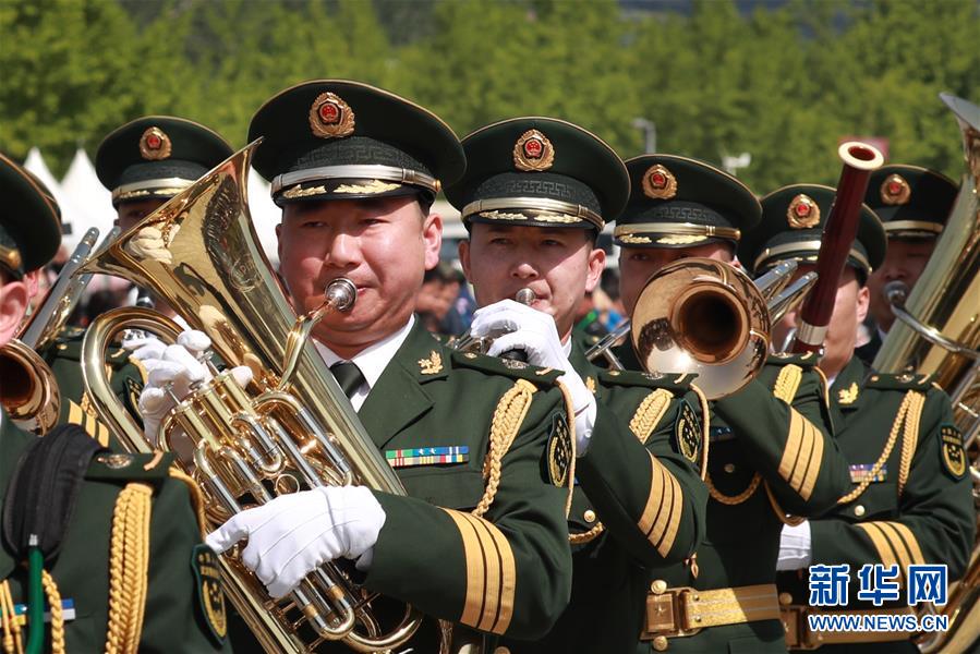 “和平号角-2018”上海合作组织第五届军乐节举行军乐巡游表演(组图)