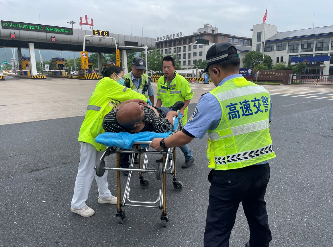 浙江金华:司机突发脑溢血倒在硬路肩,高速交警火速救援_fororder_微信截图_20240507113646