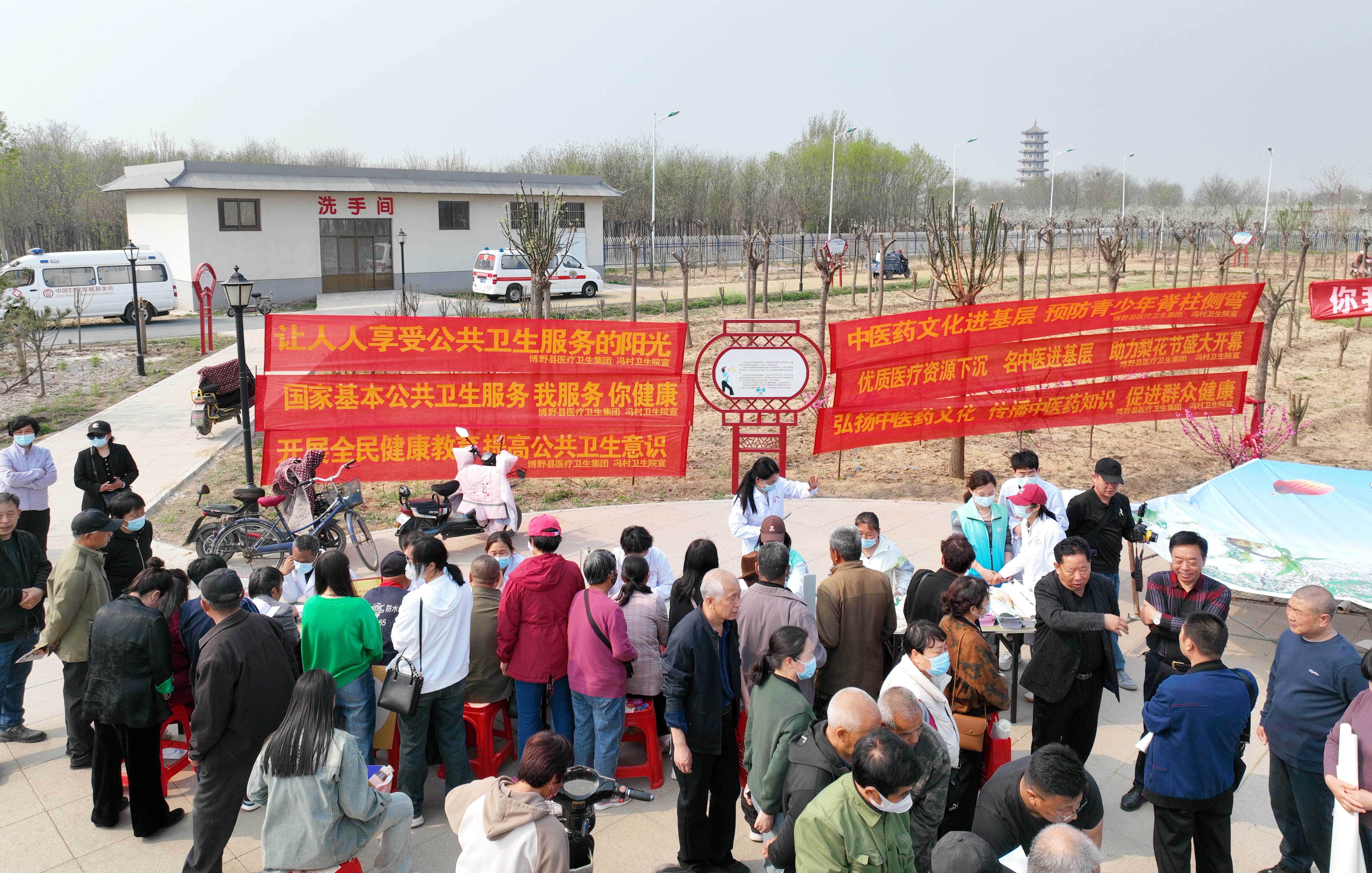 保定博野:中医药传统文化进梨园 爱心义诊送健康暖民心_fororder_1