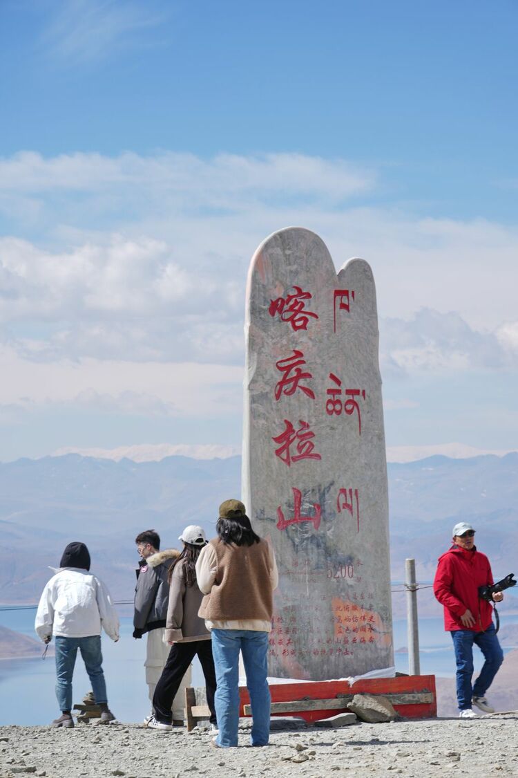 西藏山南：羊湖美景引客来