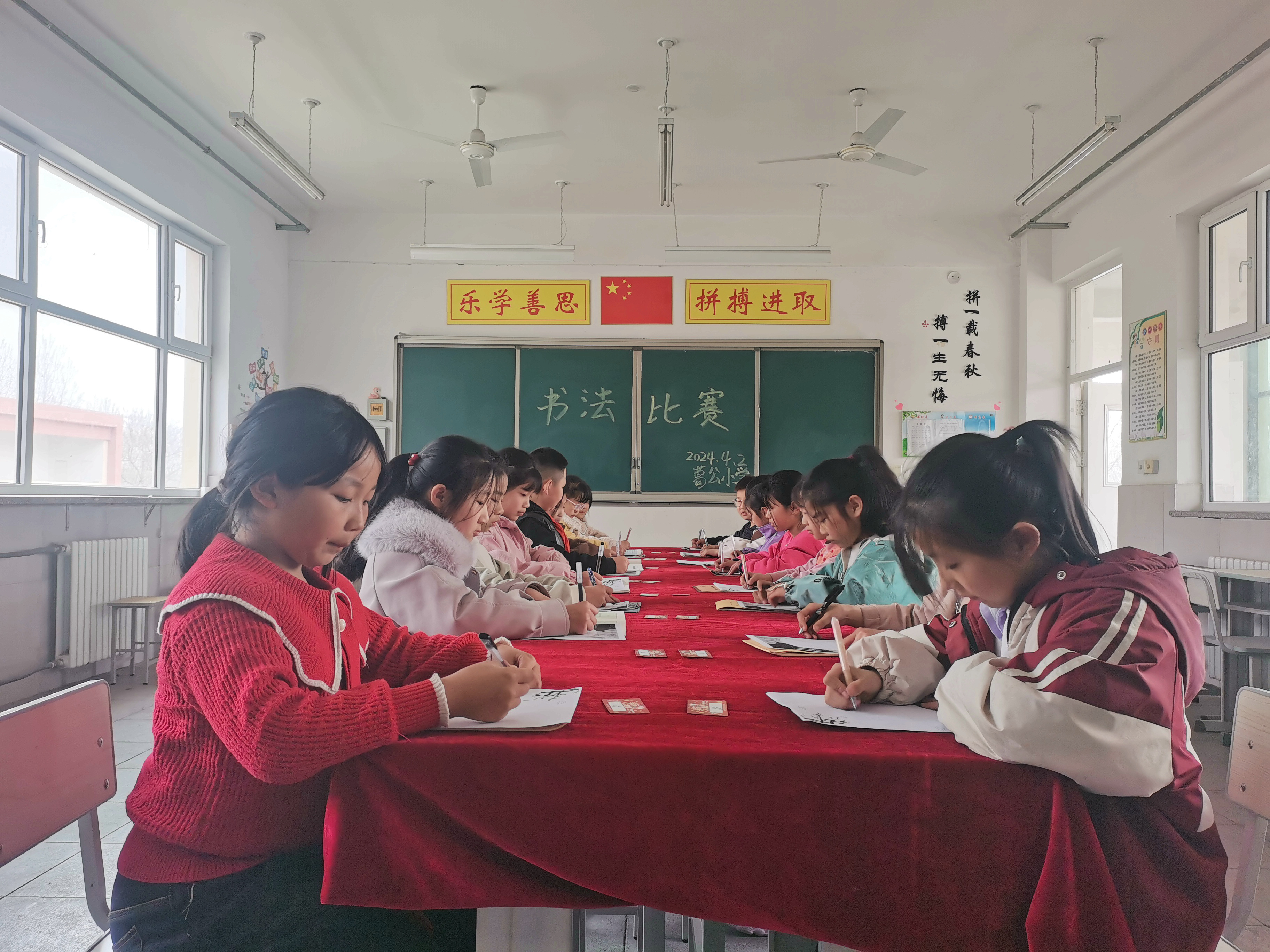 河北唐县：优化课后服务 助力多彩童年_fororder_学校组织书法比赛的现场