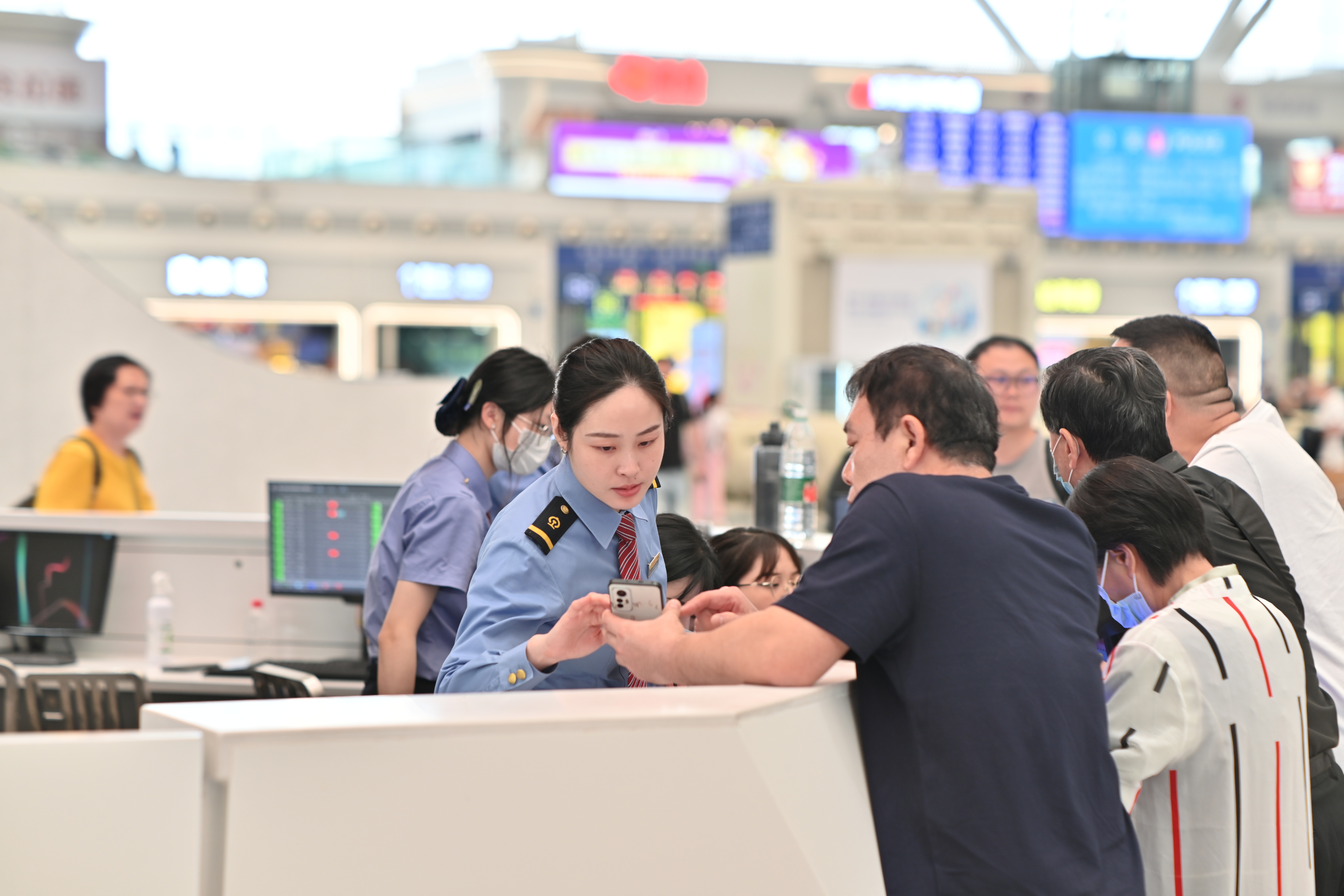 深港假期衔接 深圳铁路客流超同年春运 广深港高铁跨境客流火热 10天运送旅客超67万人次_fororder_111