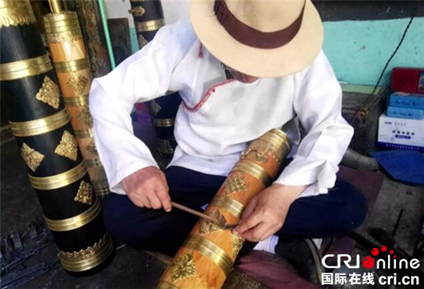 图片默认标题_fororder_甲呷泽郎正在装饰酥油茶桶