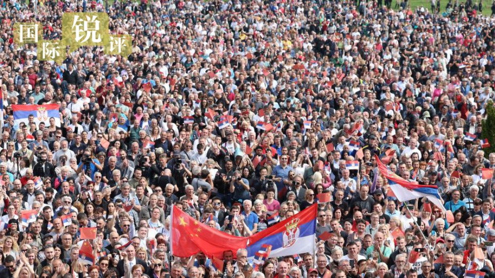 【国际锐评】“铁杆友谊”升华正逢其时_fororder_大厦广场上，一万五千名塞尔维亚民众挥舞中塞两国国旗，对习近平表示最热烈的欢迎_副本