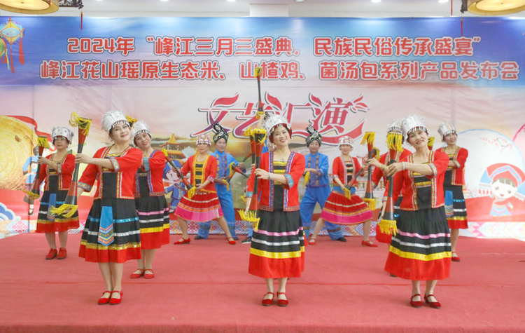 广西钟山县：各族群众对歌起舞庆佳节_fororder_图片17
