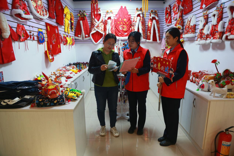 指尖非遗“绣” 税惠勤到“坊”_fororder_图片1