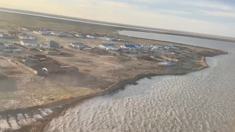 哈萨克斯坦各地水灾陆续 近十万人被疏散