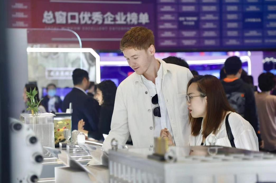 La connectivité numérique brille sur la Route de la soie : les influenceurs étrangers entament leur voyage numérique à Xi'an_fororder_33333