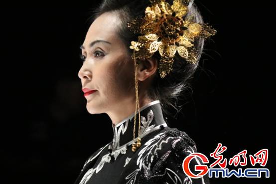 光明网@好看又好玩儿 传统非遗亮相中国国际时装周