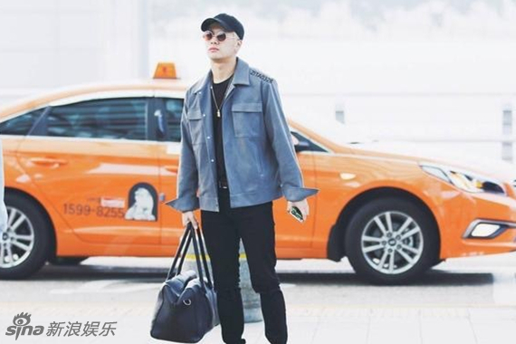 小胡茬太性感!王嘉尔墨镜酷帅现身机场(图)[4]
