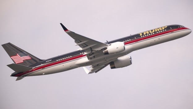 特朗普片面波音757飞机滑行时与一小型公事机发生剐蹭