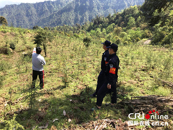 图片默认标题_fororder_禁毒民警踏查边远山区（马边彝族自治县公安局禁毒大队-供图）
