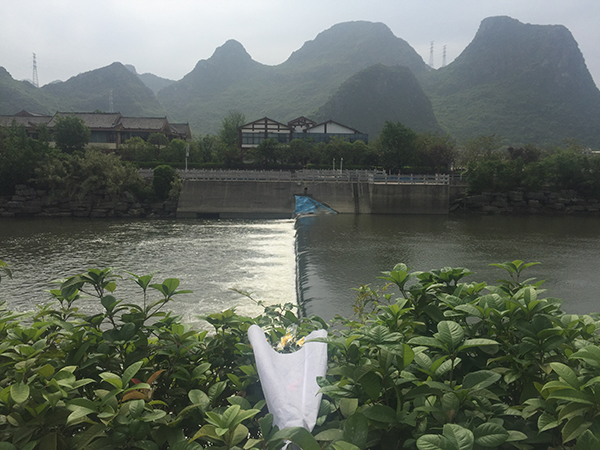 桂林龙舟倾覆事件调查：等待开闸未果强冲&quot;滚水坝&quot;