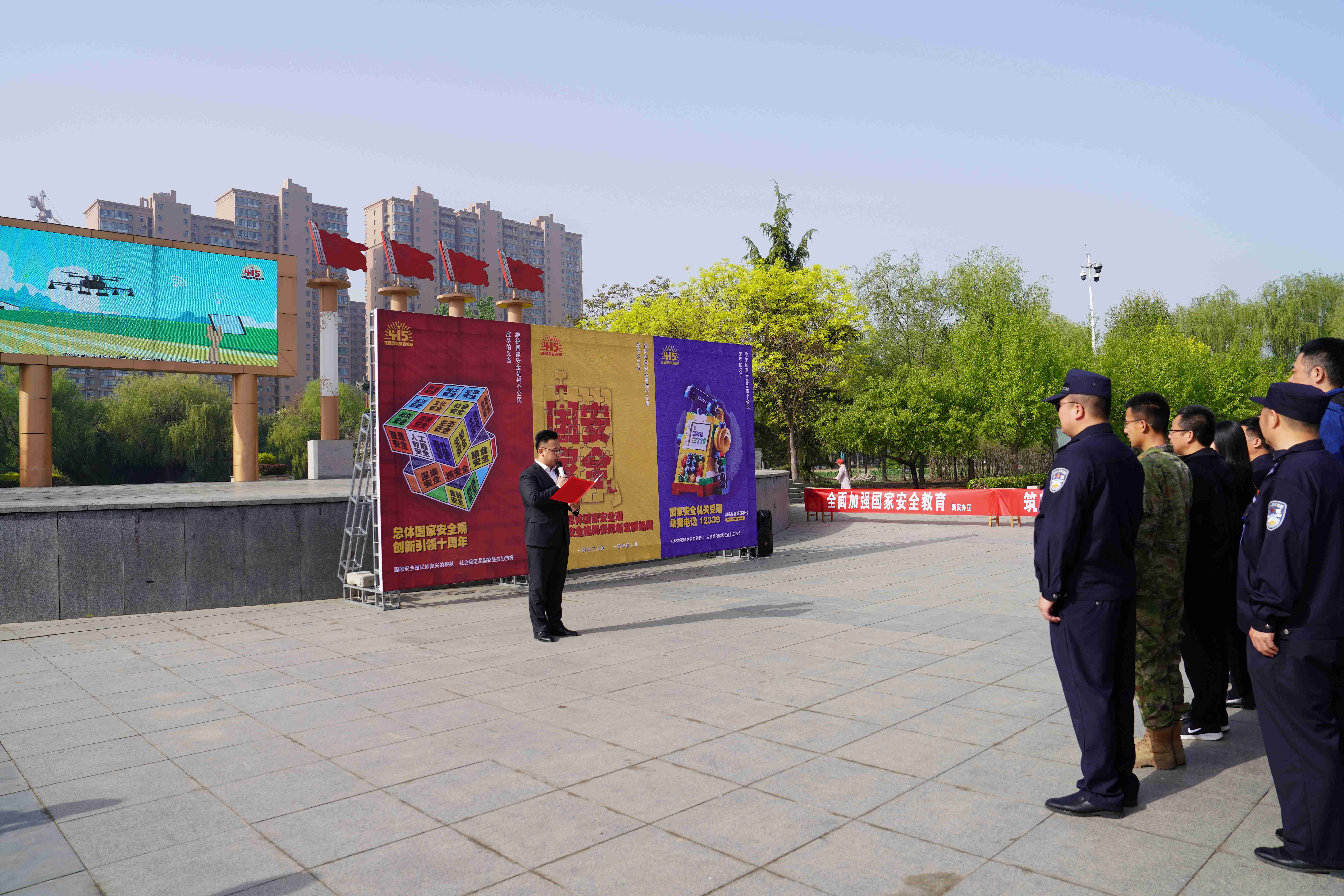 河北清苑:举办2024年全民国家安全教育日宣传教育活动_fororder_清苑区2024年全民国家安全教育日宣传教育活动现场,工作人员宣读《维护国家安全倡议书》。摄影 王磊